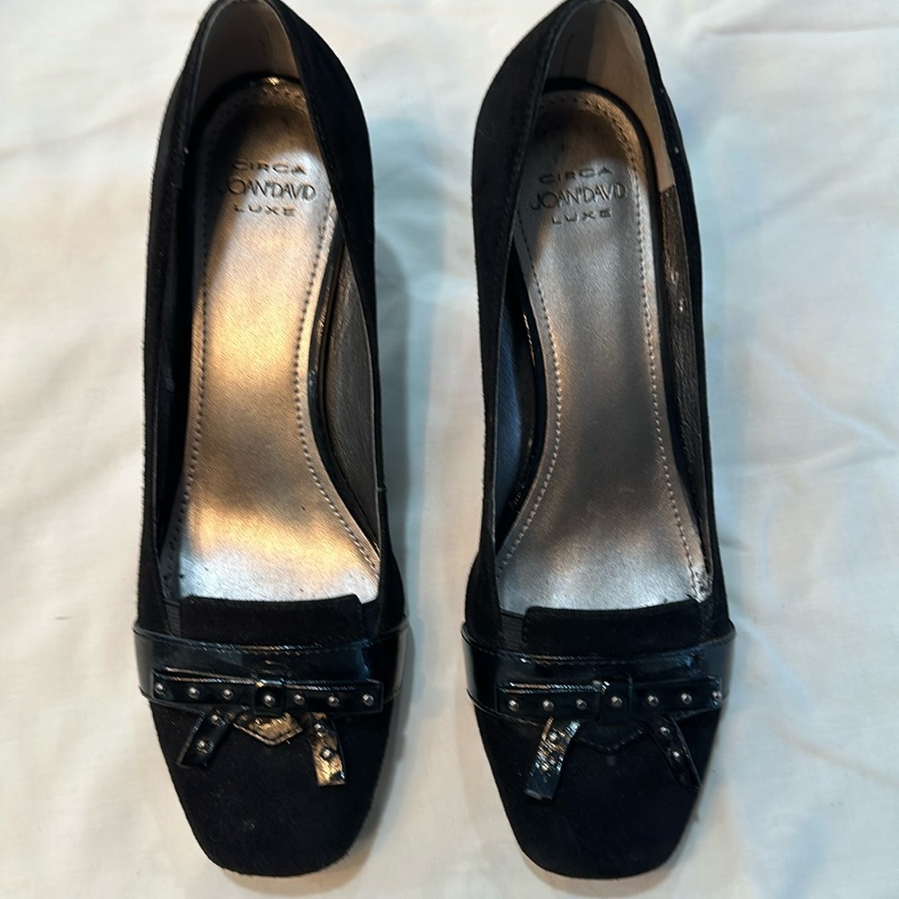 Square toe retro-looking suede pumps